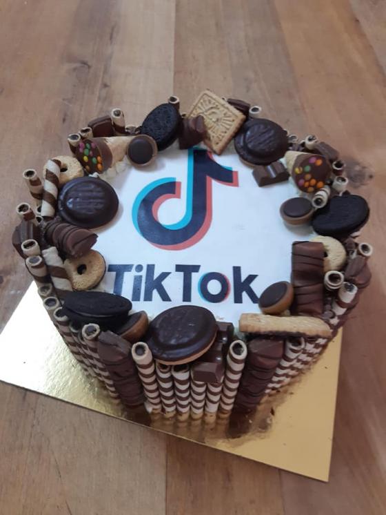 torta zdobená keksíkmi a obrázok