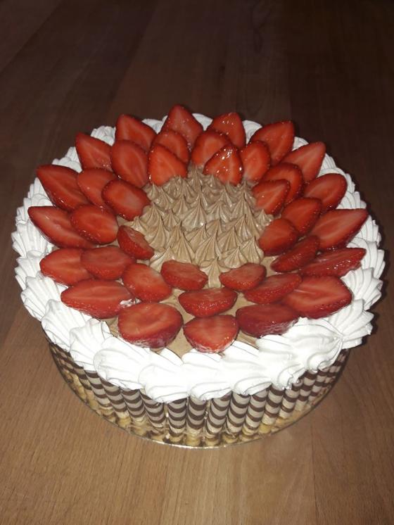 Jahodová torta s trubičkami