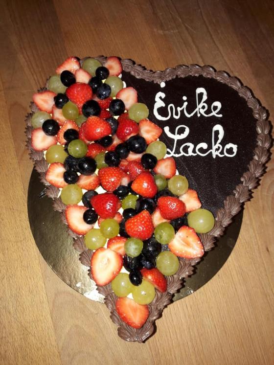 torta srdce zdobená ovocím