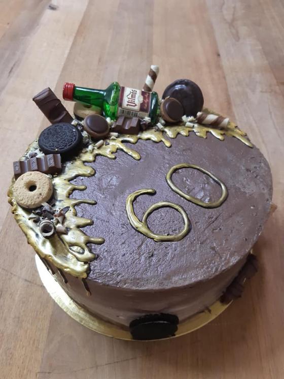 torta zdobená keksíkmi