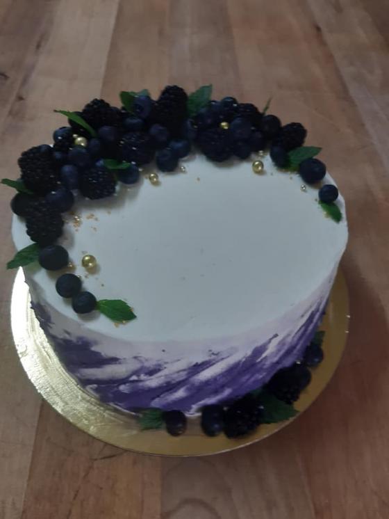 torta zdobená čučoriedkami