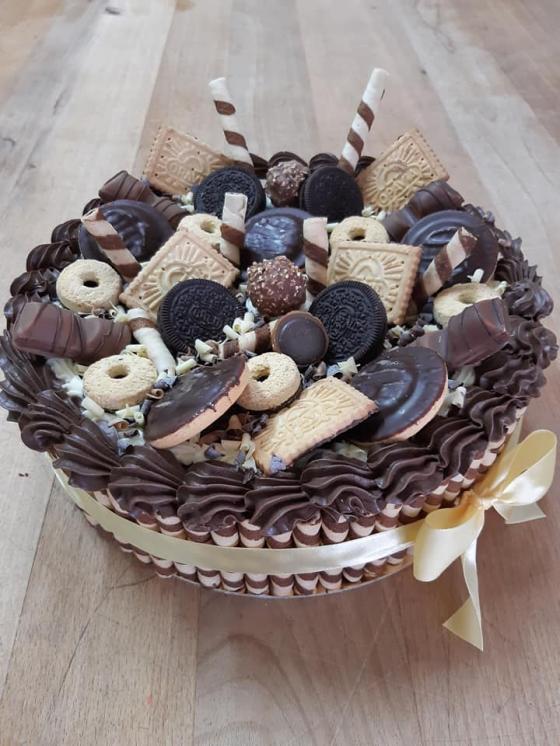 torta zdobená keksíkmi