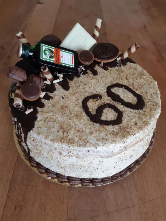torta zdobená keksíkmi