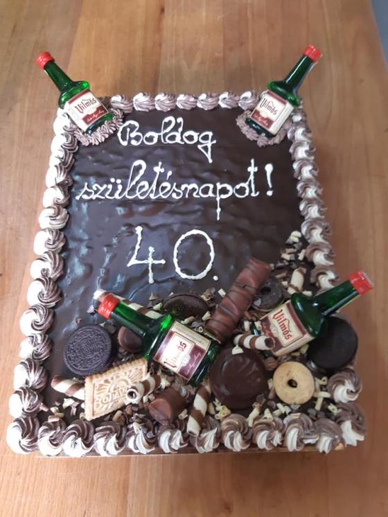 torta zdobená keksíkmi a pálenkou